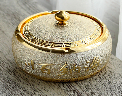 New creative ashtray with cover (gold-plated--Haina Baichuan ashtray (with cover))