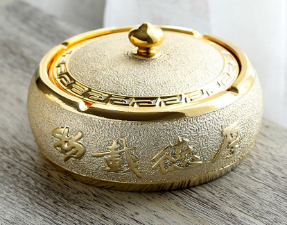 New creative ashtray with lid (gold-plated - Houde carrying ashtray (with lid))