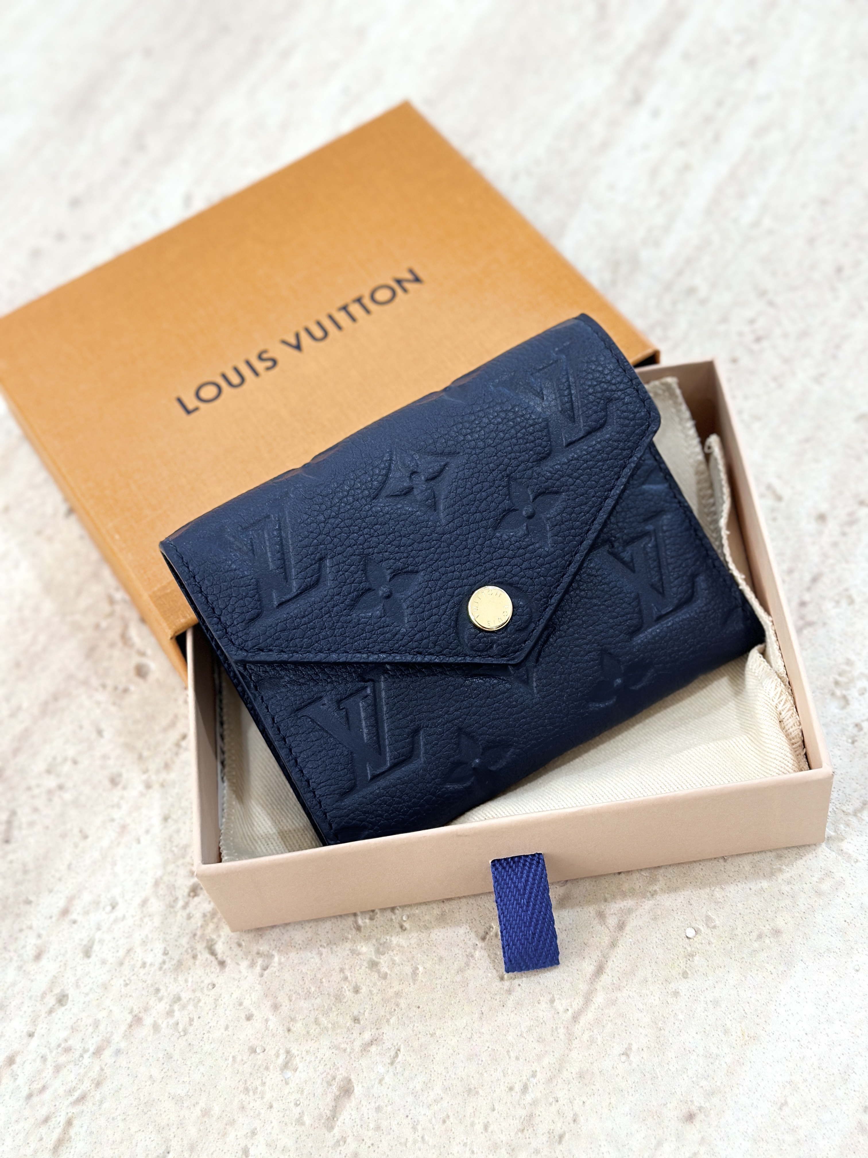 LOUIS VUITTON Victorine Wallet M83590