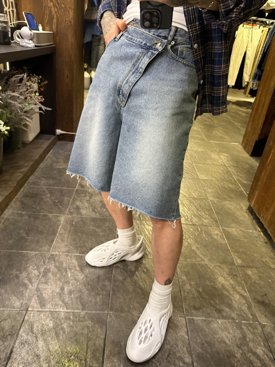 斜線不對稱裁剪牛仔短褲