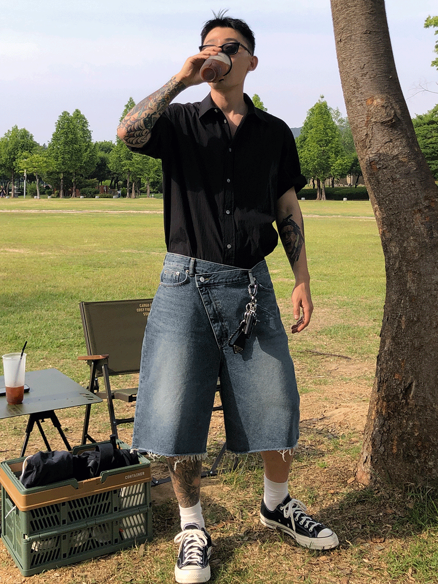 斜線不對稱裁剪牛仔短褲