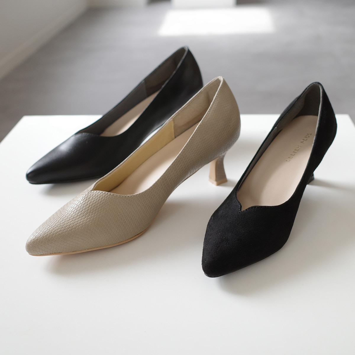 V 型剪裁尖頭高跟鞋 女鞋