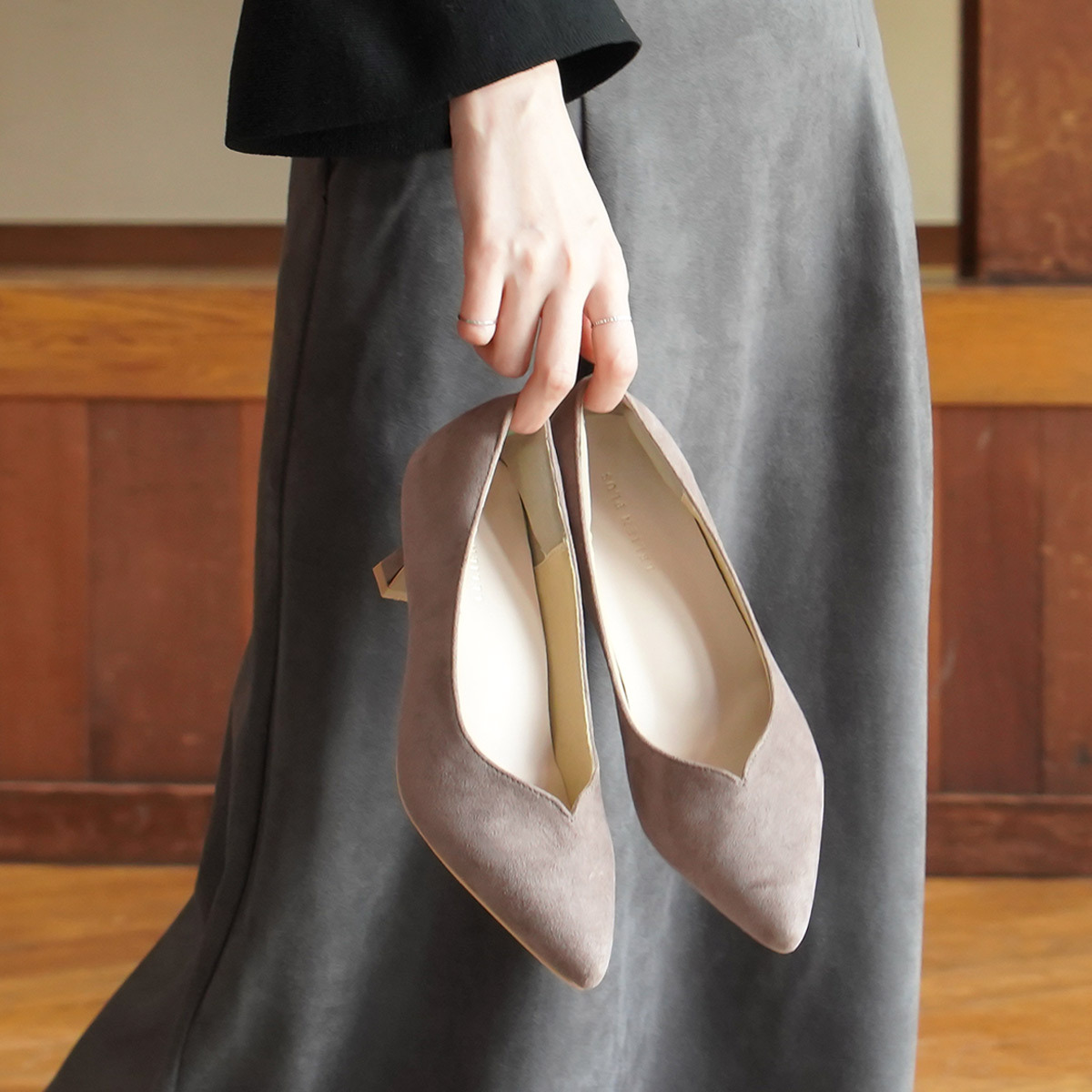 V 型剪裁尖頭高跟鞋 女鞋