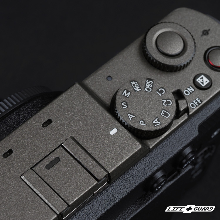 LIFE+GUARD 設計風格霧鈦黑貼膜質感，專機專屬開版