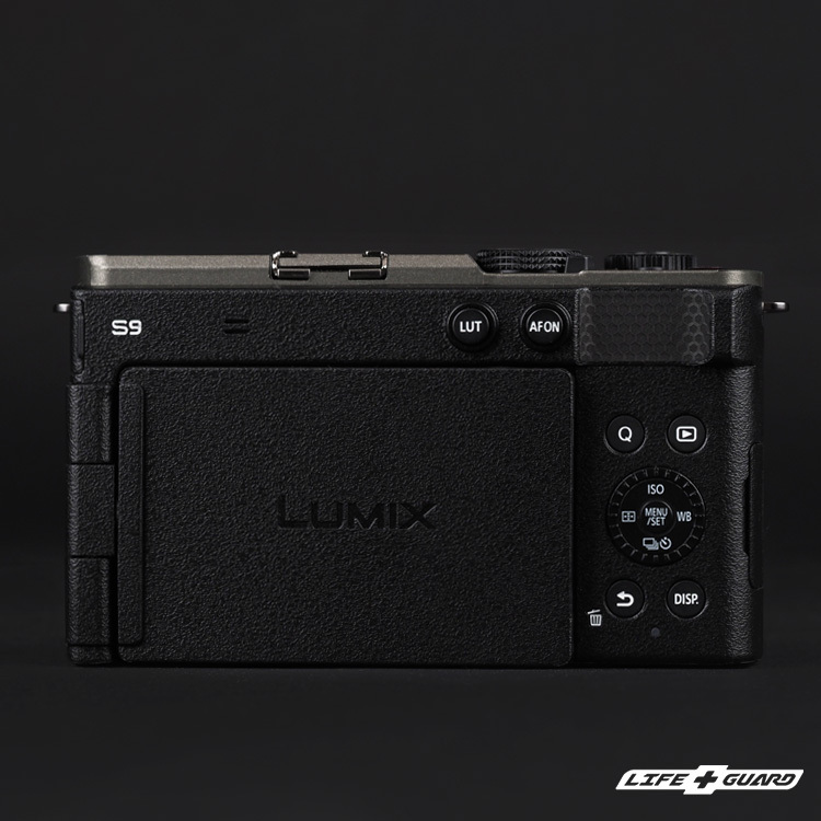 LIFE+GUARD 設計風格霧鈦黑貼膜質感，專機專屬開版