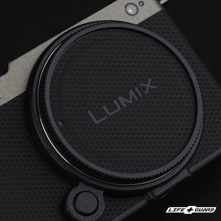 LIFE+GUARD 相機貼膜側面安裝示意，適用 Panasonic LUMIX DC-S9