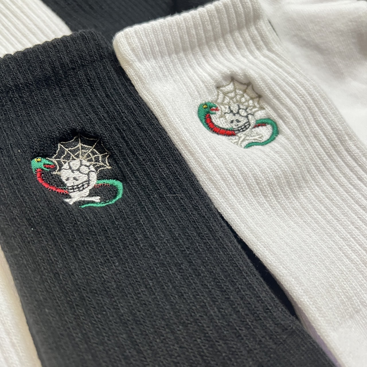 現貨|日系骸骨蛇紋刺繡毛巾襪【SCSXU5】