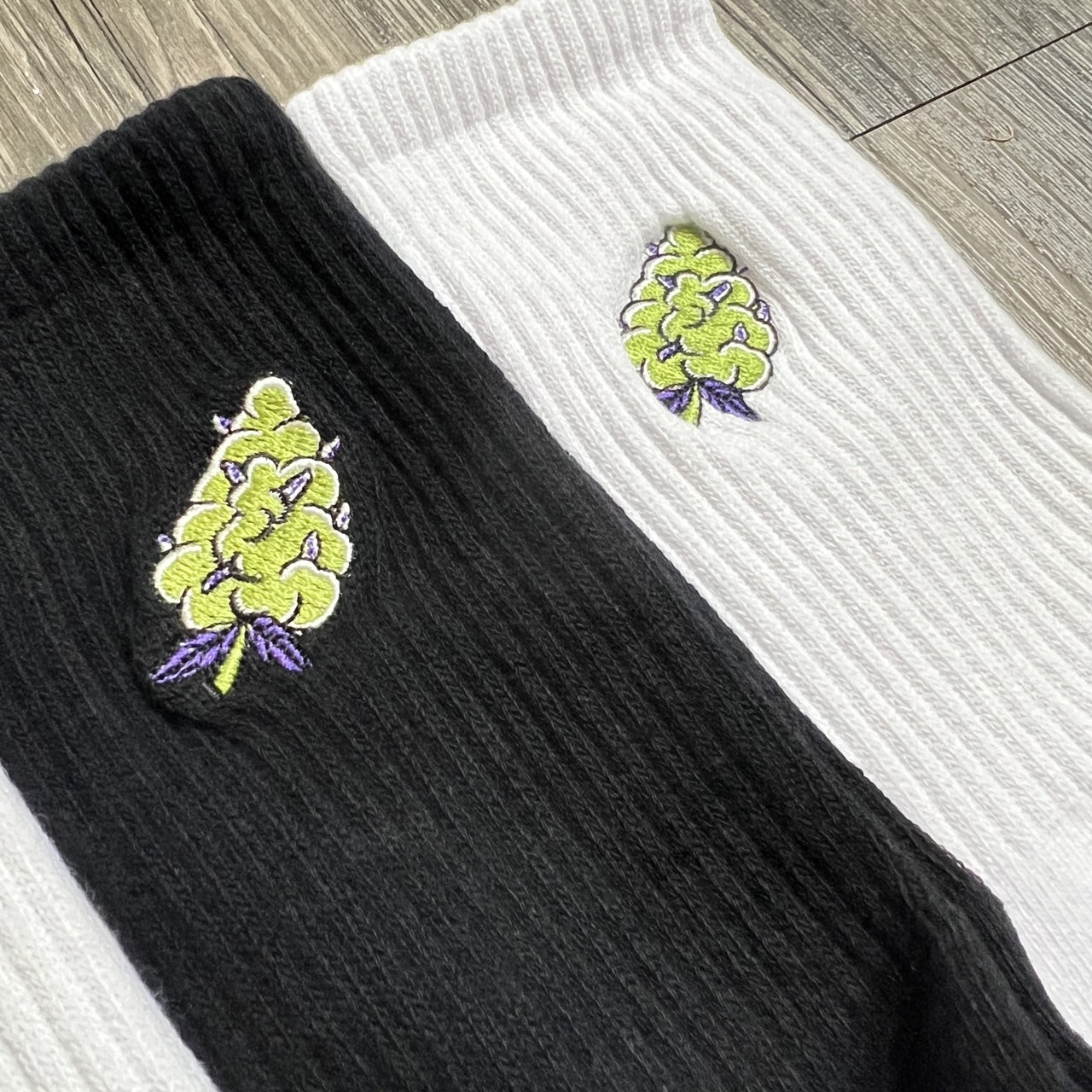 現貨|WEED麻葉花刺繡毛巾襪【SCSXU6】