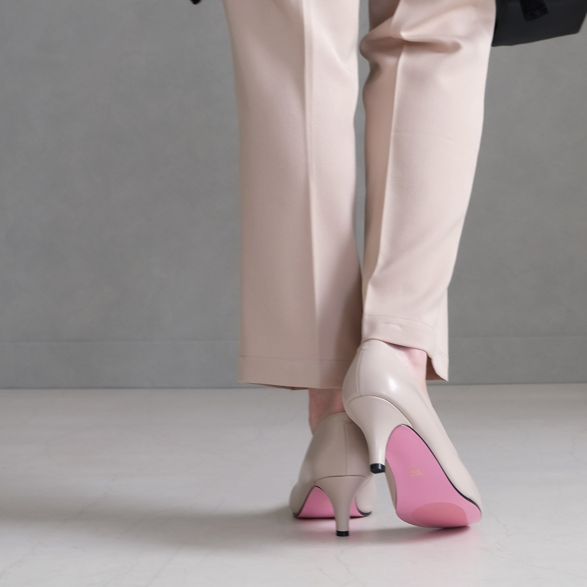 Point nine日本製真皮女用低調粉色鞋底尖頭V 形剪裁高跟鞋6公分