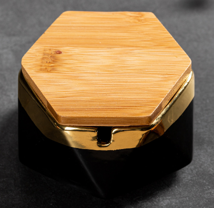 Hot push ashtray (gold European style ashtray - black (with cover))