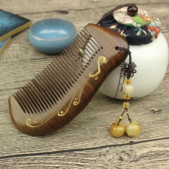 Hotly recommended golden sandalwood comb [Apple Tassel]