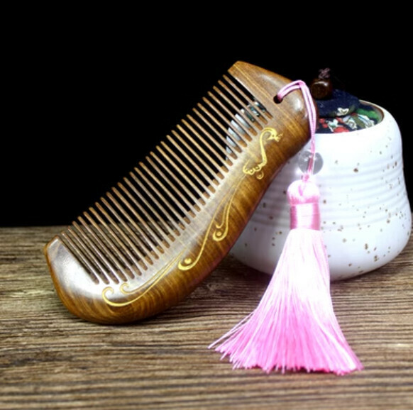Hotly recommended golden sandalwood comb [pink tassel]