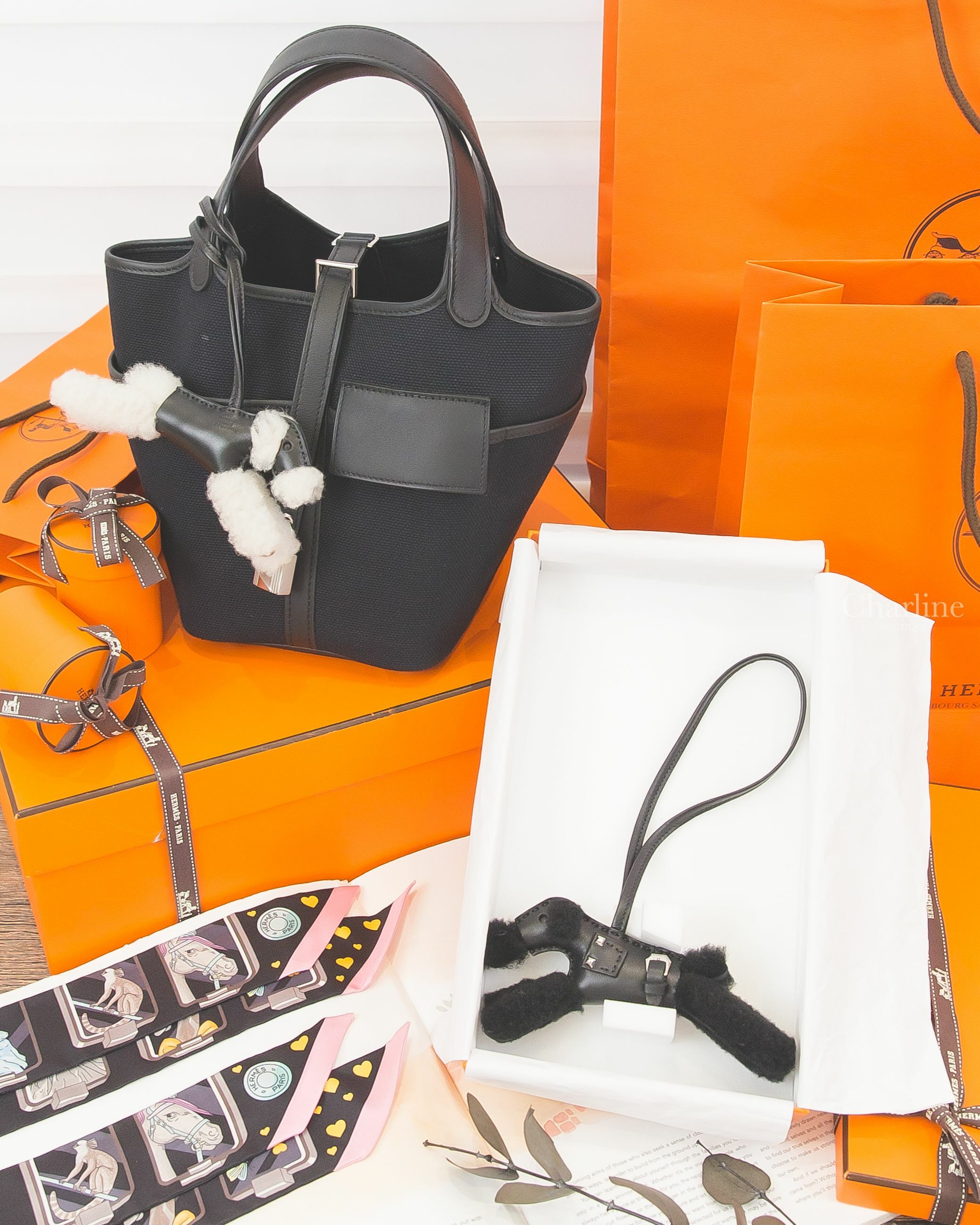 Hermès 全黑色羊毛獵狐梗犬吊飾,Hermès 黑色羊毛獵狐梗犬吊飾,Hermès Picotin Canvas 海洋藍帆布拼黑色牛皮銀釦,Hermès Story Twilly 黑色/玫瑰色/灰色-Charline Boutique 精品代購