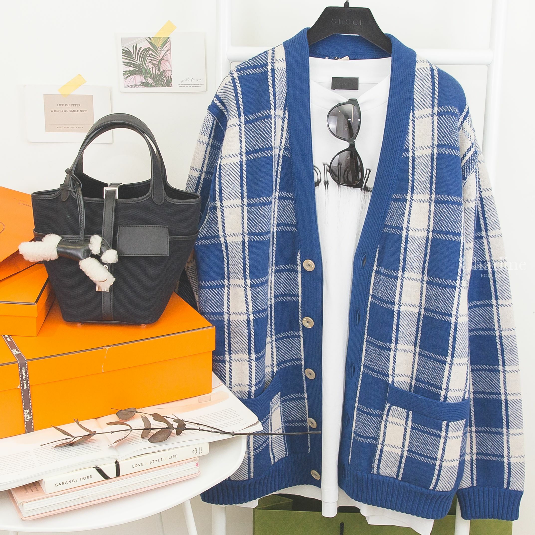 Chanel 黑色圓框金字太陽眼鏡,Gucci Cardigan 藍格紋/GG雙面可穿,Hermès Picotin Pocket 海洋藍帆布拼黑色牛皮銀釦,Hermès Budy 黑色羊毛獵狐梗犬吊飾-Charline Boutique 精品代購