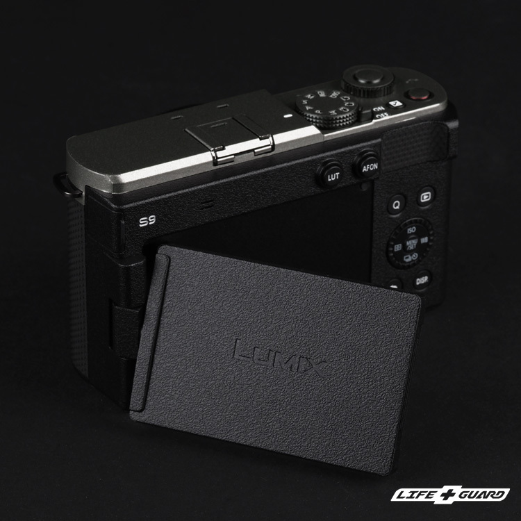 LIFE+GUARD 設計風格霧鈦黑貼膜質感，專機專屬開版