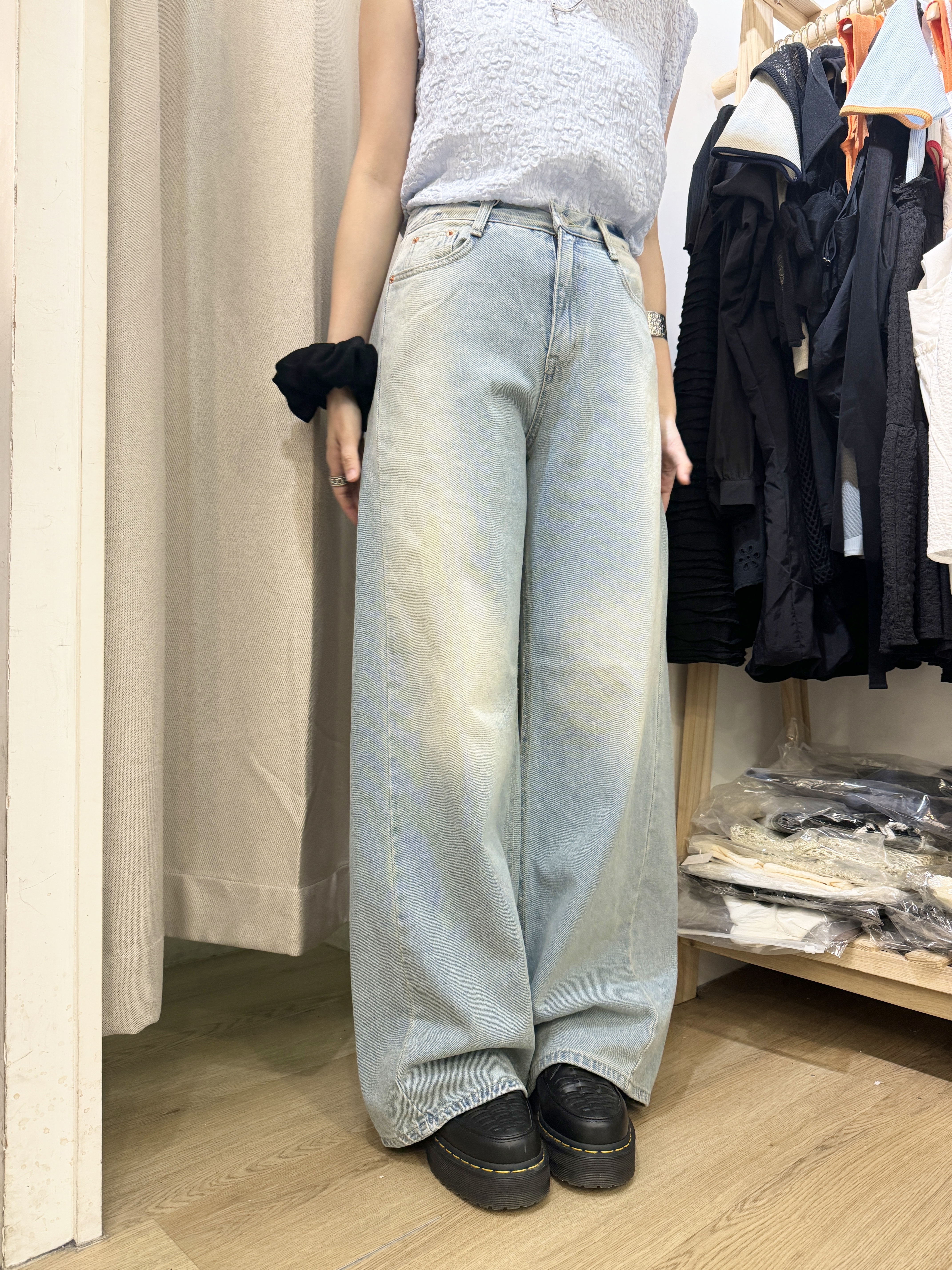 淺色闊牛仔褲