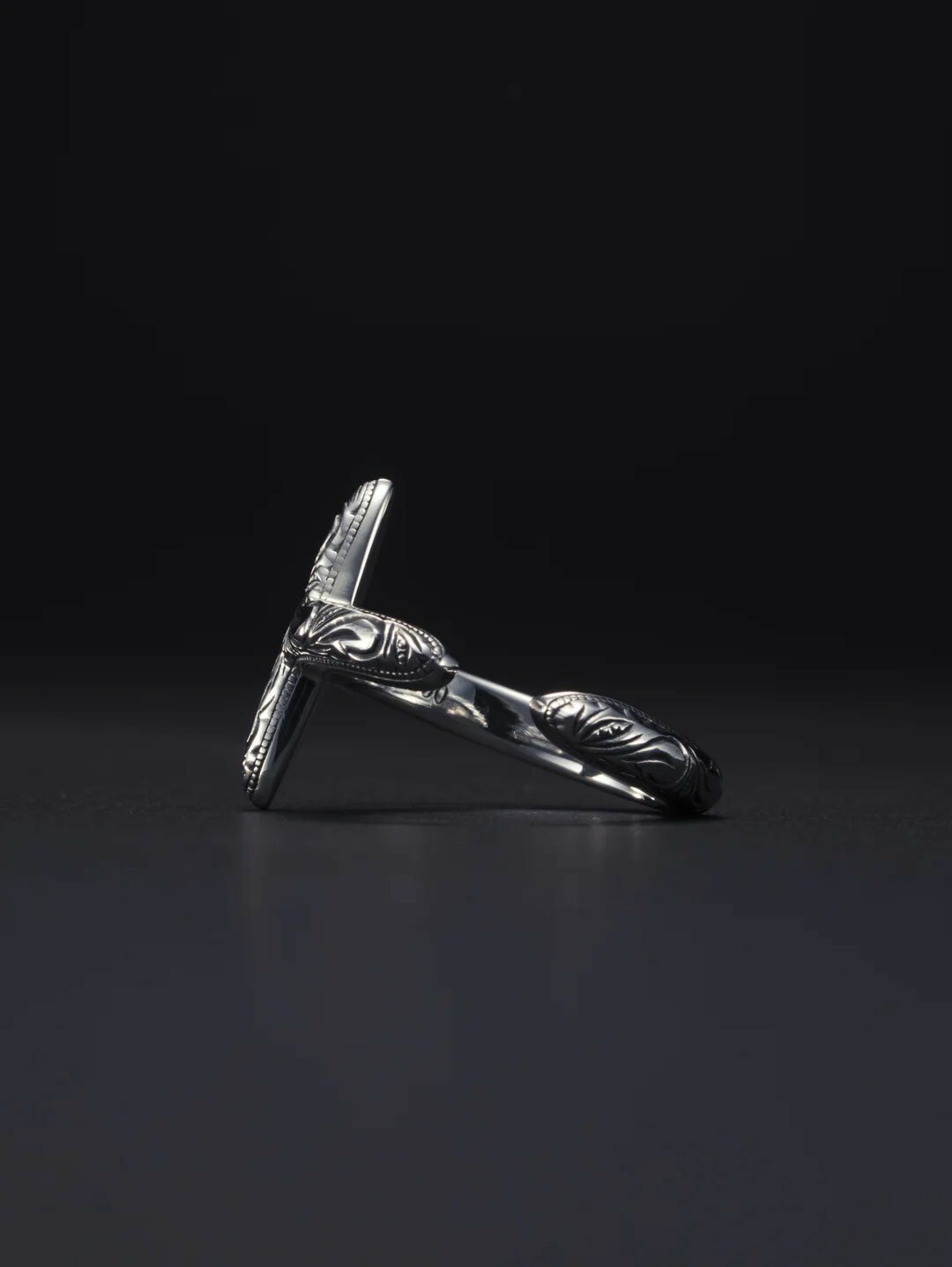 ANTIDOTE BUYERS CLUB - Engraved Cross Ring / SILVER