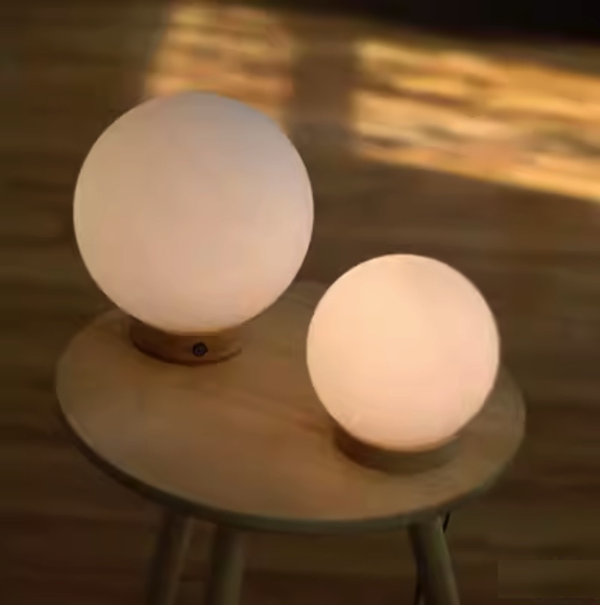 爆款白色磨砂玻璃球形檯燈（白色磨砂小號丨充電款橡木燈座丨直徑15cm）