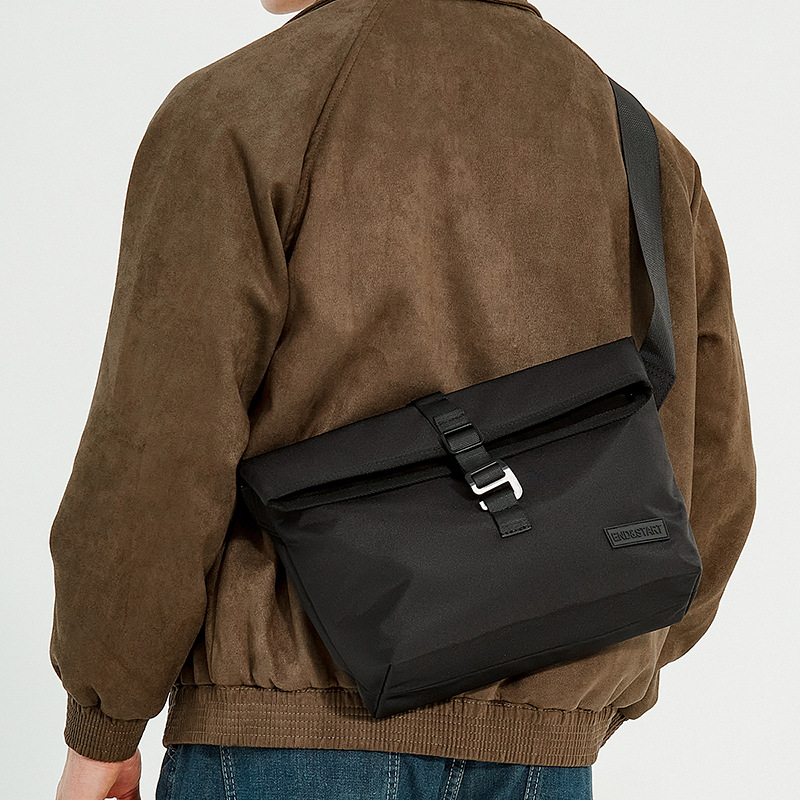 Piccoloo│勾釦側背防水郵差包