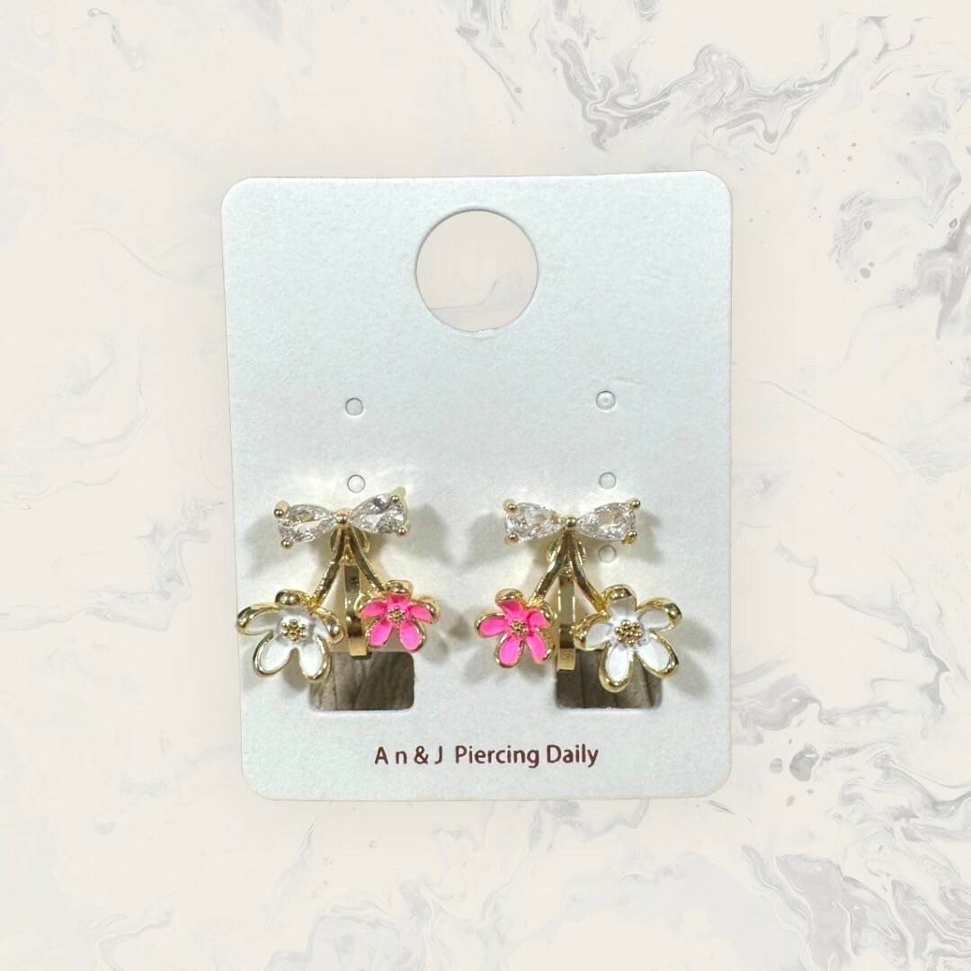 韓國直送-夾式 水滴鋯蝴蝶結下金邊白花+粉花 鍍14K