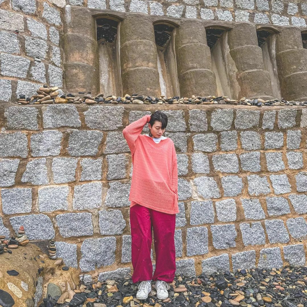 側開叉透視圓領針織衫上衣