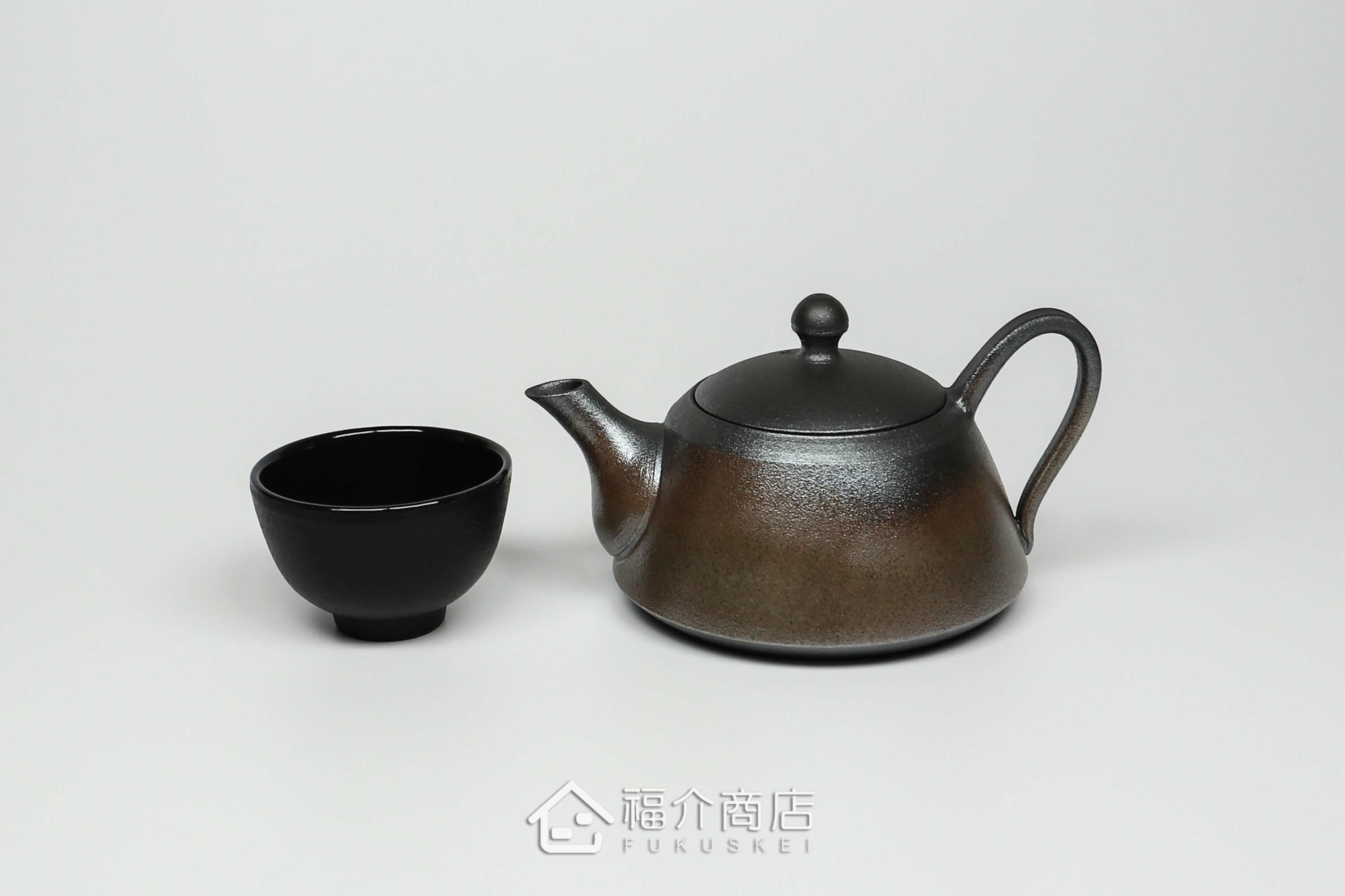泡茶用的日本陶瓷茶壺