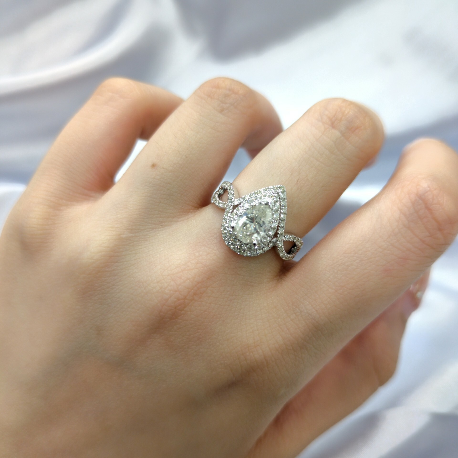 全新18K白金【單粒93份梨形鑽石】配小鑽共1卡45份鑽石戒指