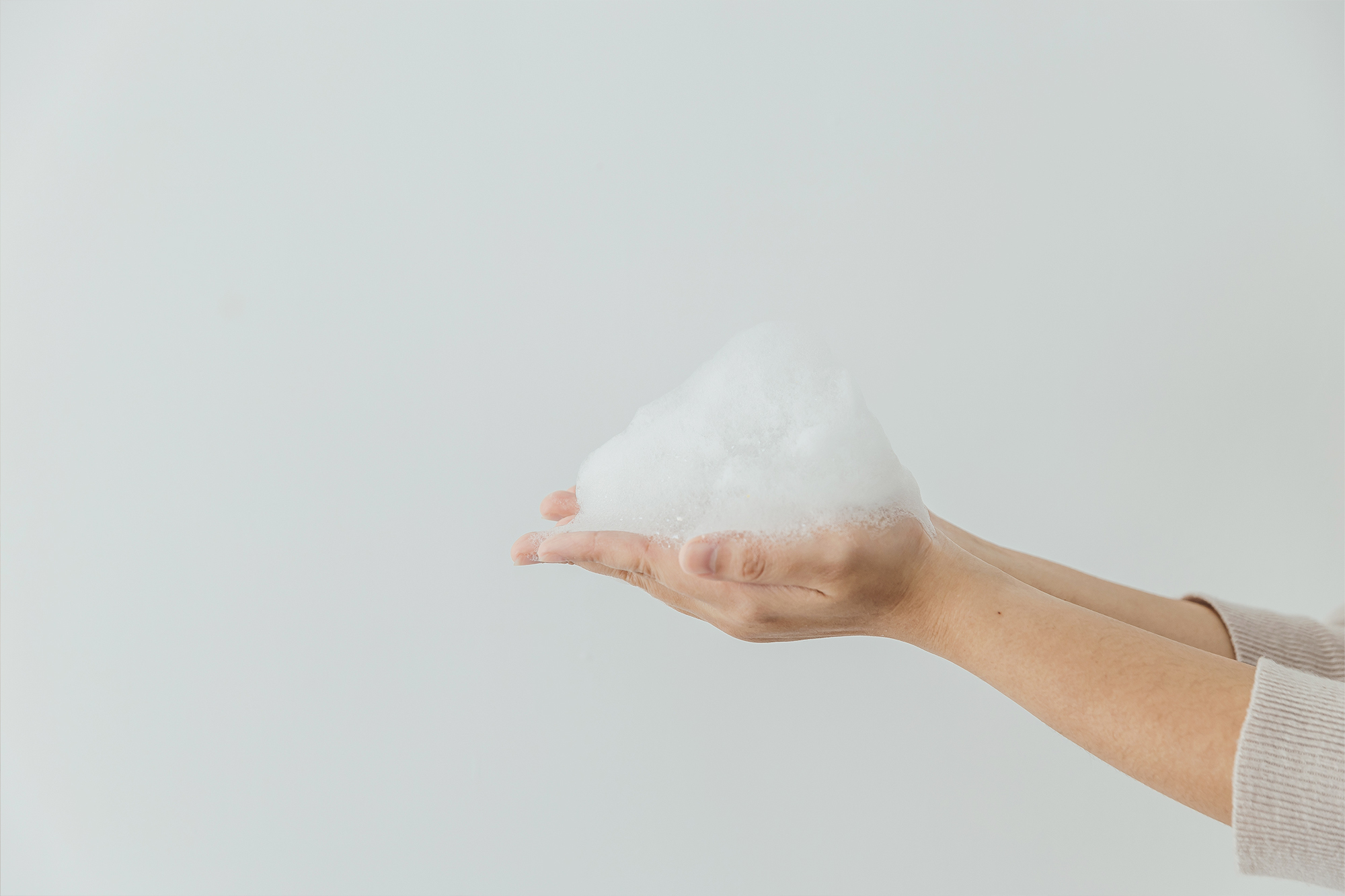 這是一張手捧泡泡的照片