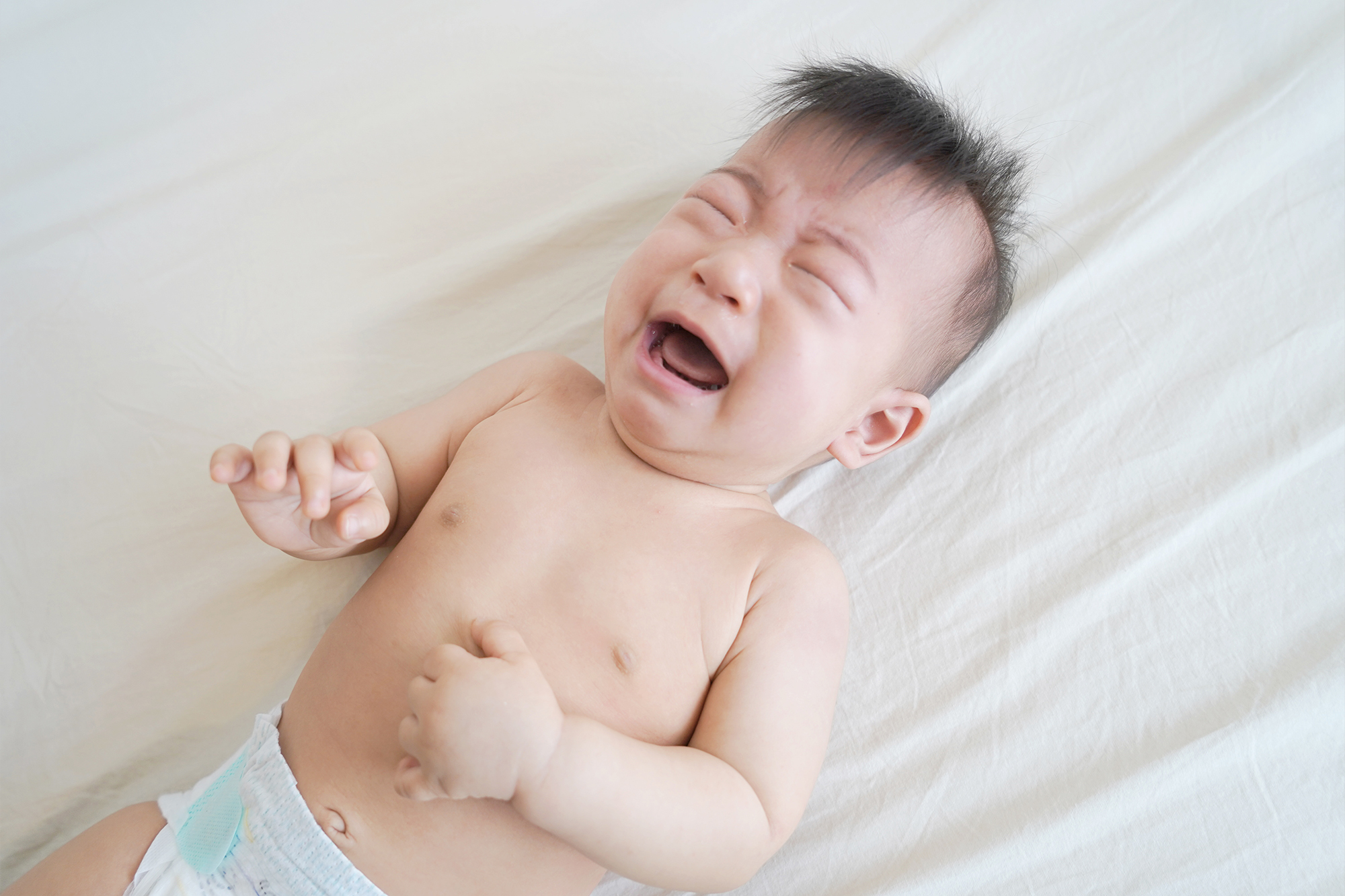 這是一張寶寶在哭的照片