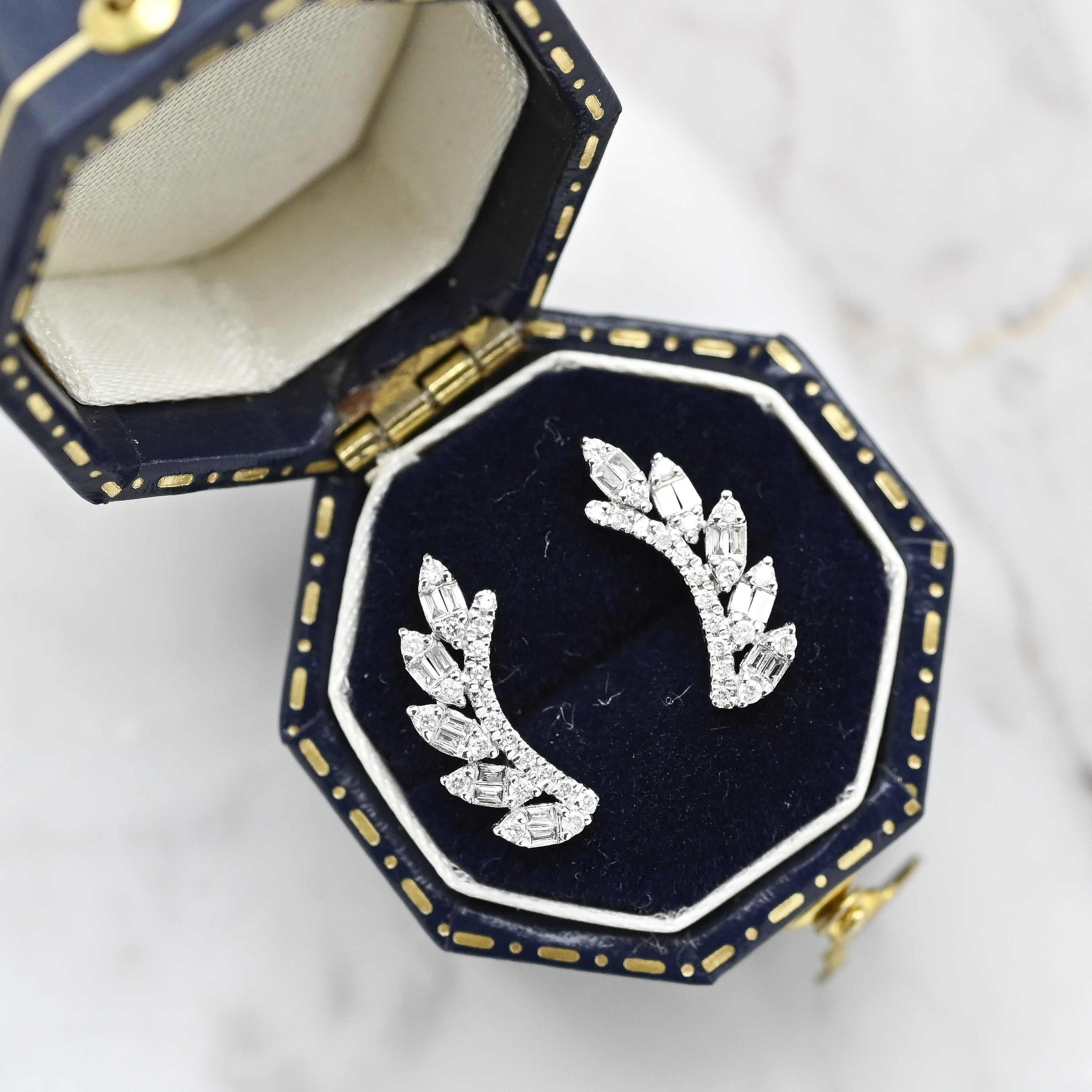 18K Hoja Diamond Earrings