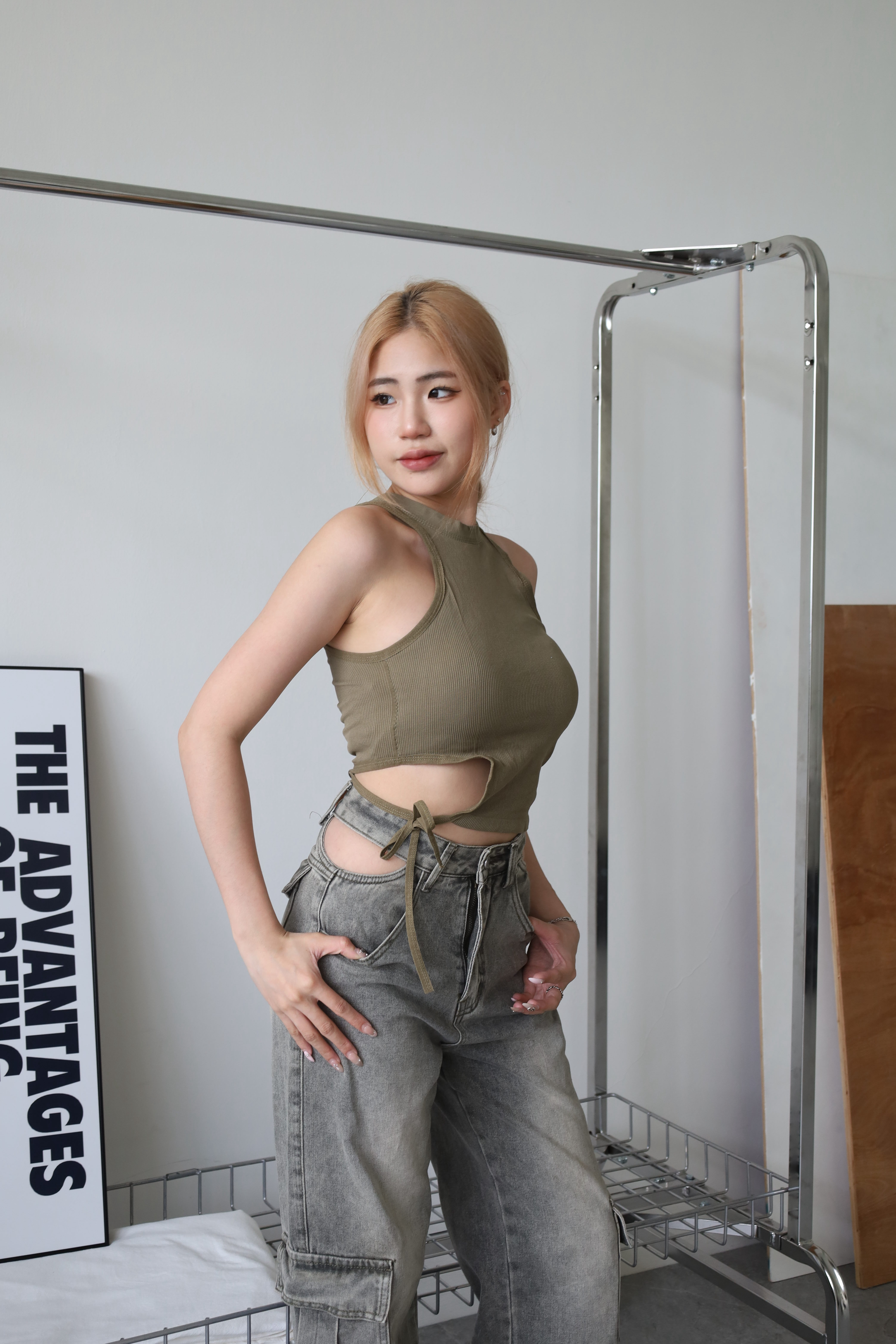 坑條腰簍空削肩上衣