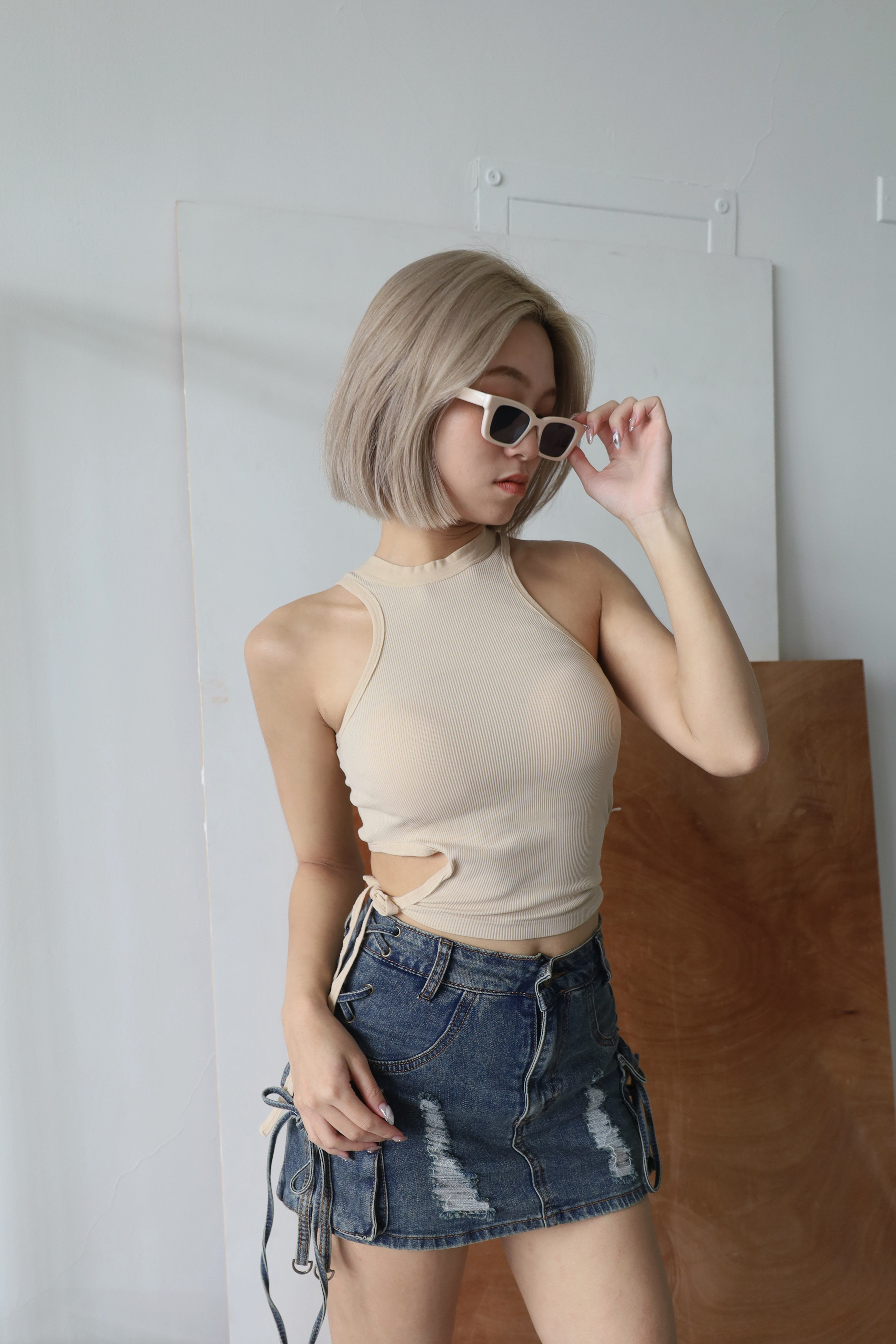 坑條腰簍空削肩上衣