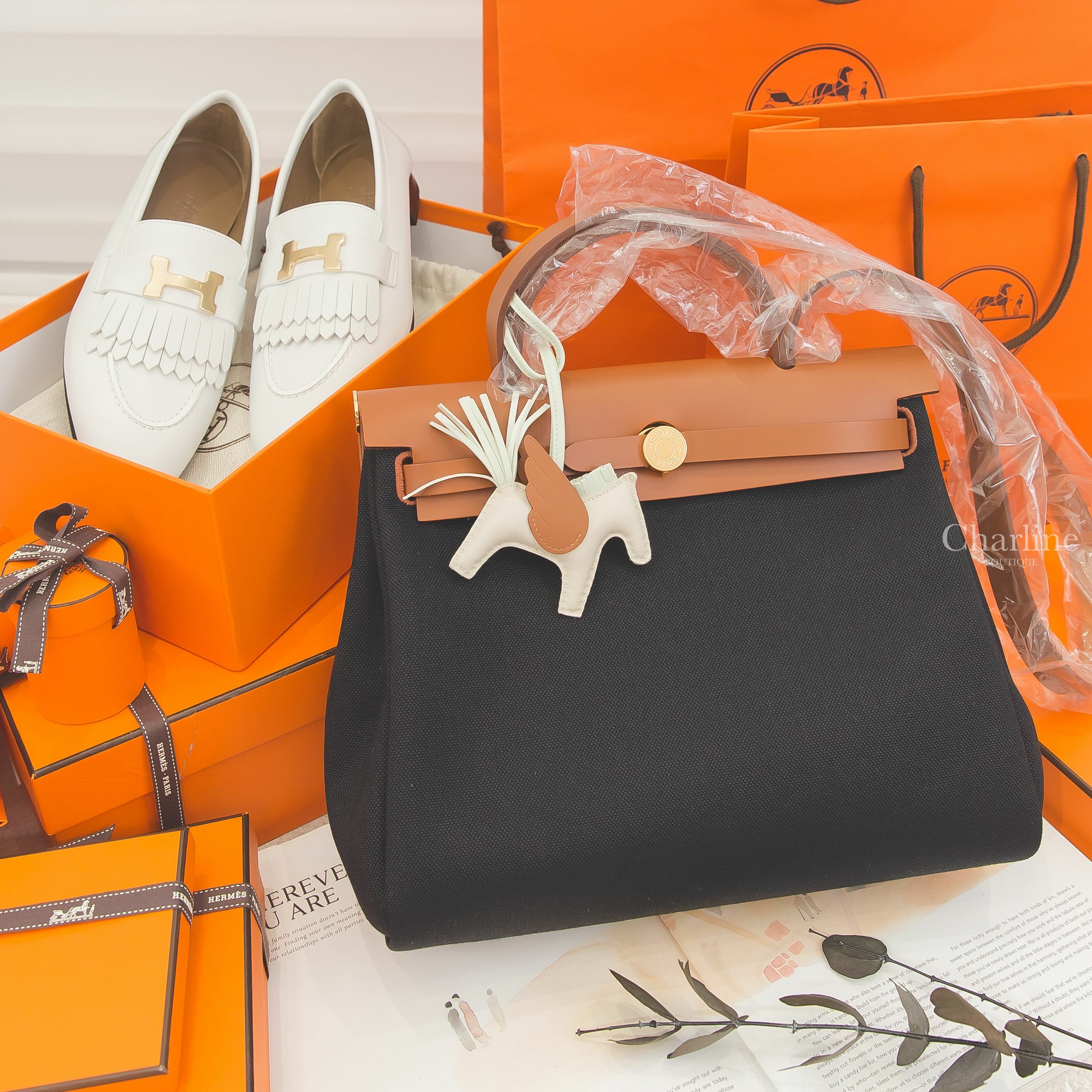 Hermès Herbag 31cm 黑色拼淺褐色金釦,Hermès Rodeo PM Pegase 奶昔白/氣泡綠/焦糖色小飛馬,Hermès Royal Loafer 白色金釦H流蘇牛皮樂福鞋-Charline Boutique 精品代購