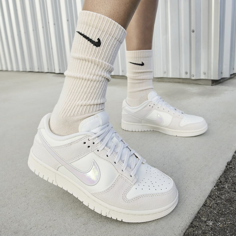 W Nike Dunk Low lridescent Swoosh 彩雲灰 HF5074-133