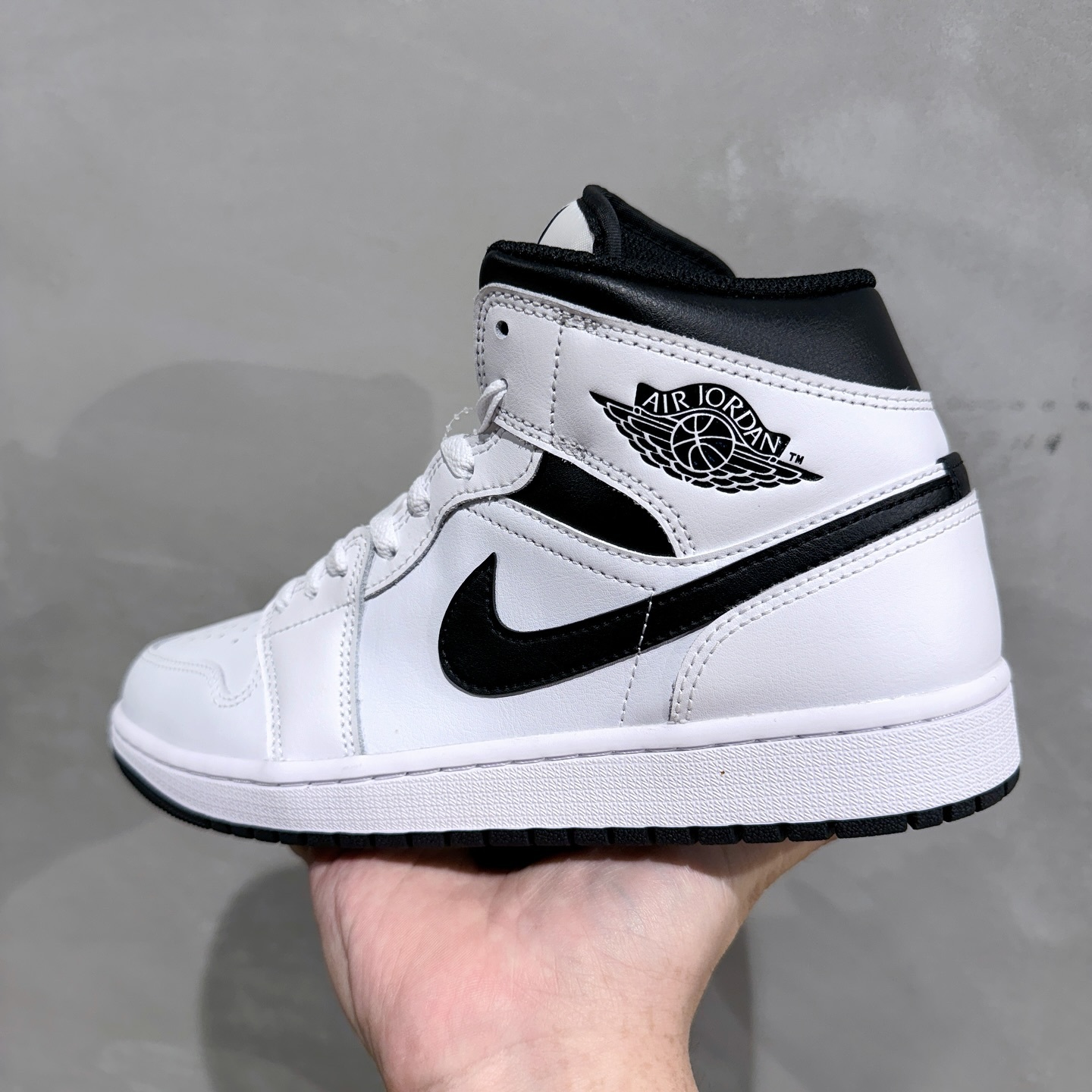 Nike air jordan 1 mid 白黑配色 男鞋 現貨到 限時特價 超殺開團！ (DQ8642-132 )