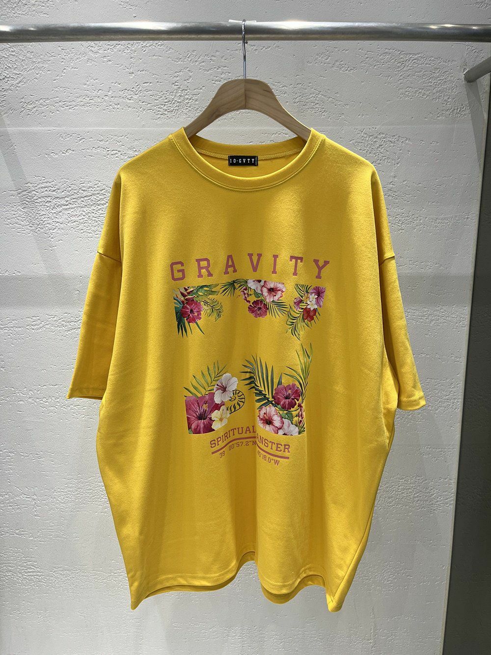 英文字花花圖案短袖Tee 10.GVTY-0142T