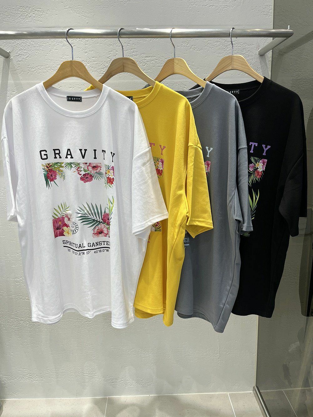 英文字花花圖案短袖Tee 10.GVTY-0142T