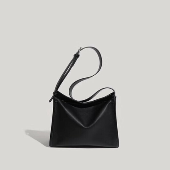 Hot recommended large-capacity simple shoulder crossbody bag (black)