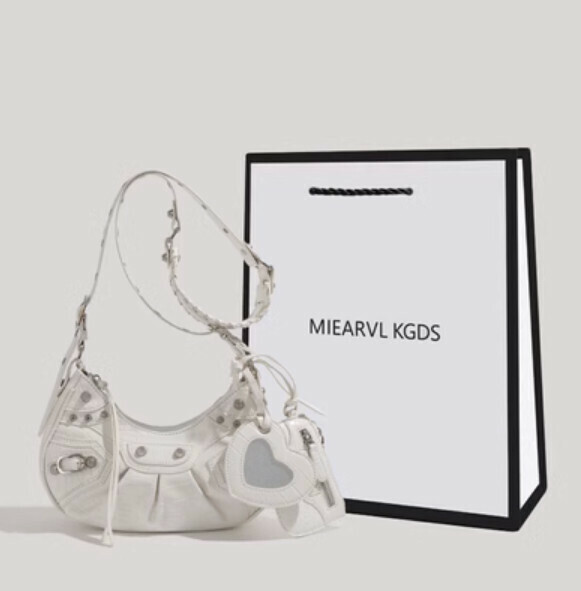 Hot push rivet tassel crescent crossbody bag (off-white)