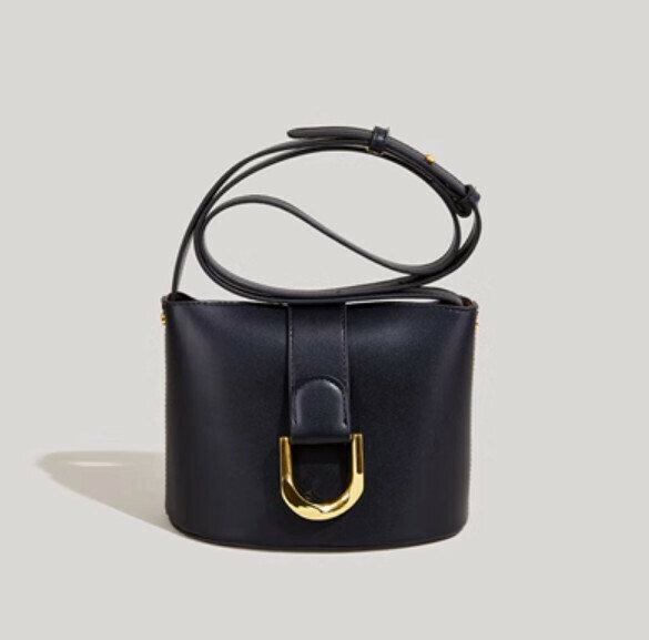 Hotly recommended fashionable horseshoe buckle bucket crossbody bag (black)