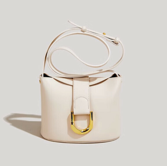 Hotly recommended fashionable horseshoe buckle bucket crossbody bag (off-white)