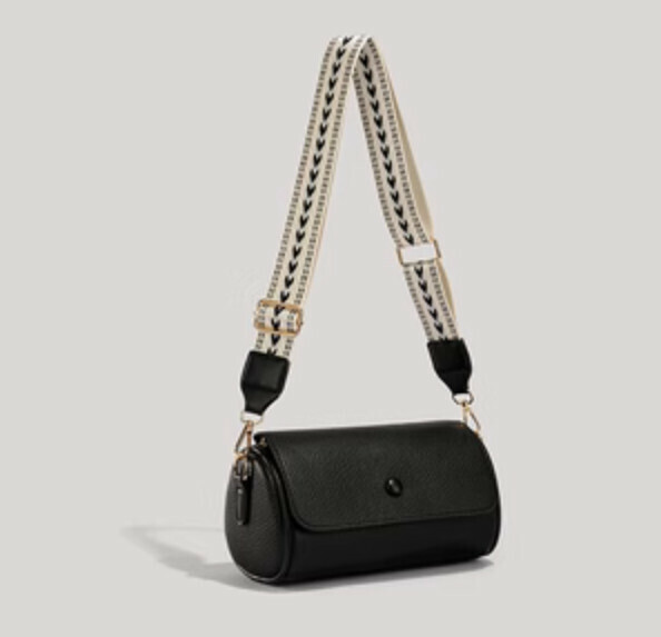 Hot recommendation: Versatile wide shoulder strap crossbody bag (black)