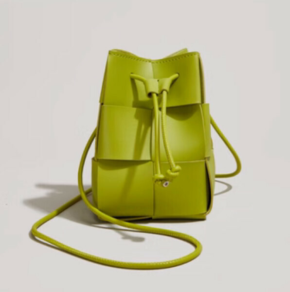 Popular woven bucket shoulder crossbody bag (green)