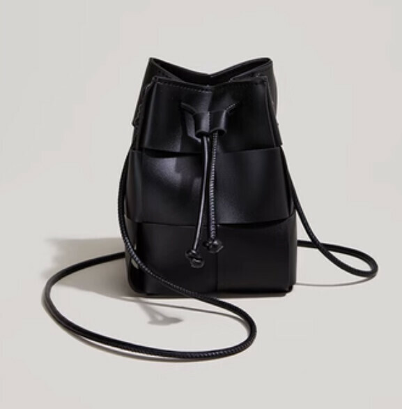 Popular woven bucket shoulder crossbody bag (black)