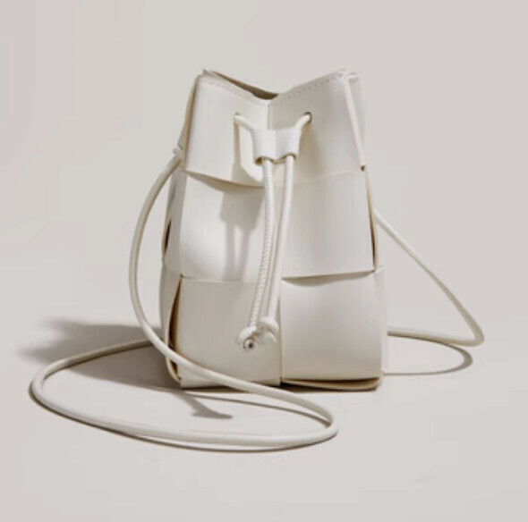 Popular woven bucket shoulder crossbody bag (off-white)