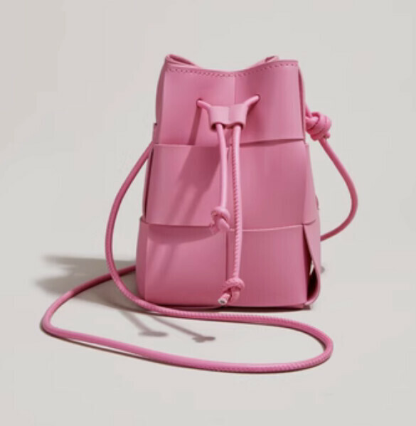 Popular woven bucket shoulder crossbody bag (pink)