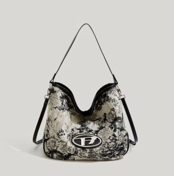 New large-capacity commuter shoulder crossbody bag (black)