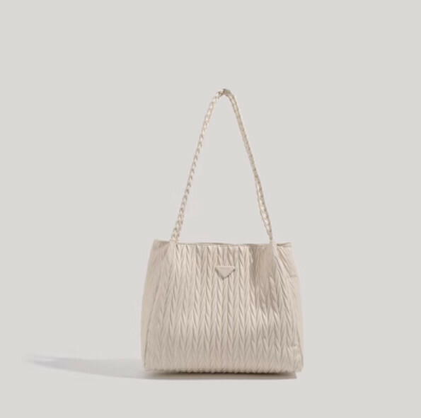 New fashionable one-shoulder pleated tote bag (white)