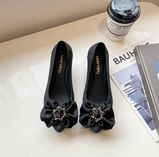 New style (black bottom and black flowers sizes 36-39) rain boots, jelly water shoes, jelly rubber shoes (contact customer service after placing the order to confirm the delivery size)