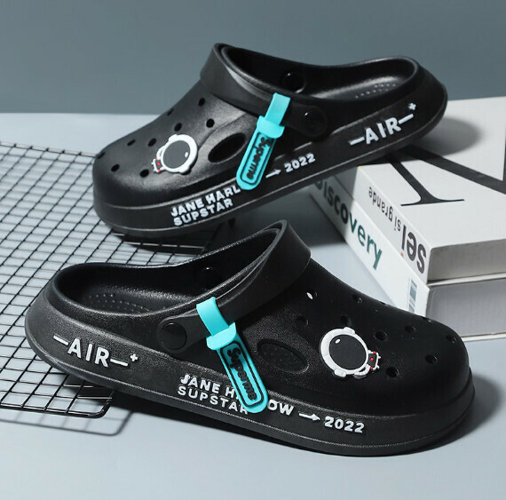 New Baotou thick-soled non-slip beach hole-in-the-wall slippers (astronaut black) [36-45 sizes] [Contact customer service after placing the order to confirm the delivery size]